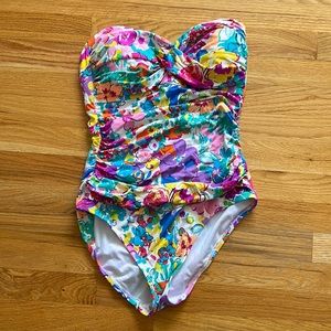 Pretty Women’s floral strapless one piece